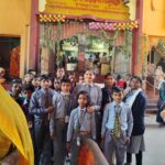 JYLD Ideal Inter College ke vidyarthi aur shikshika school uniform mein mandir dharmik sthal par educational tour ke dauran
