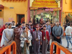 JYLD Ideal Inter College ke vidyarthi aur shikshika Chitrakoot dham ke mandir ke bahar school uniform mein educational tour par