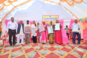 JYLD Ideal Inter College varshikotsav 2026 mein topper aur niyamit vidyarthiyon ke parents ko manch par shield aur chitr dekar sammanit kiya gaya