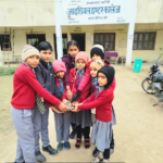 JYLD Ideal Inter College Sambhawa Gauriganj ke chhatra-chhtrayen school parisar mein paudharopan karyakram mein milkar ped ka paudha haath mein pakde hue