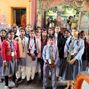 JYLD Ideal Inter College ke vidyarthi aur shikshika Chitrakoot dham ke mandir ke bahar school uniform mein educational tour par